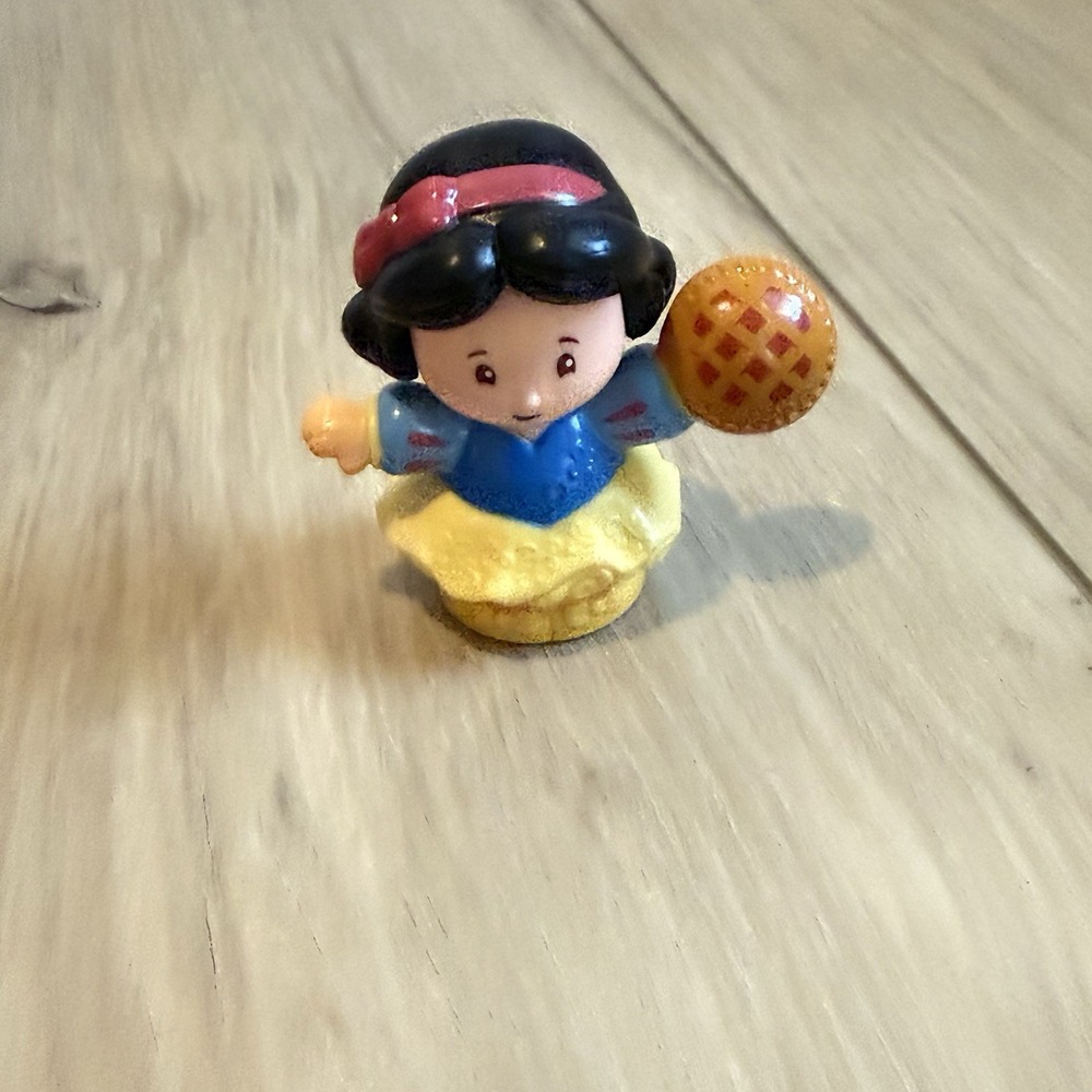 Fisher Price Little People Disney Princess Snow White with Pie FGY21